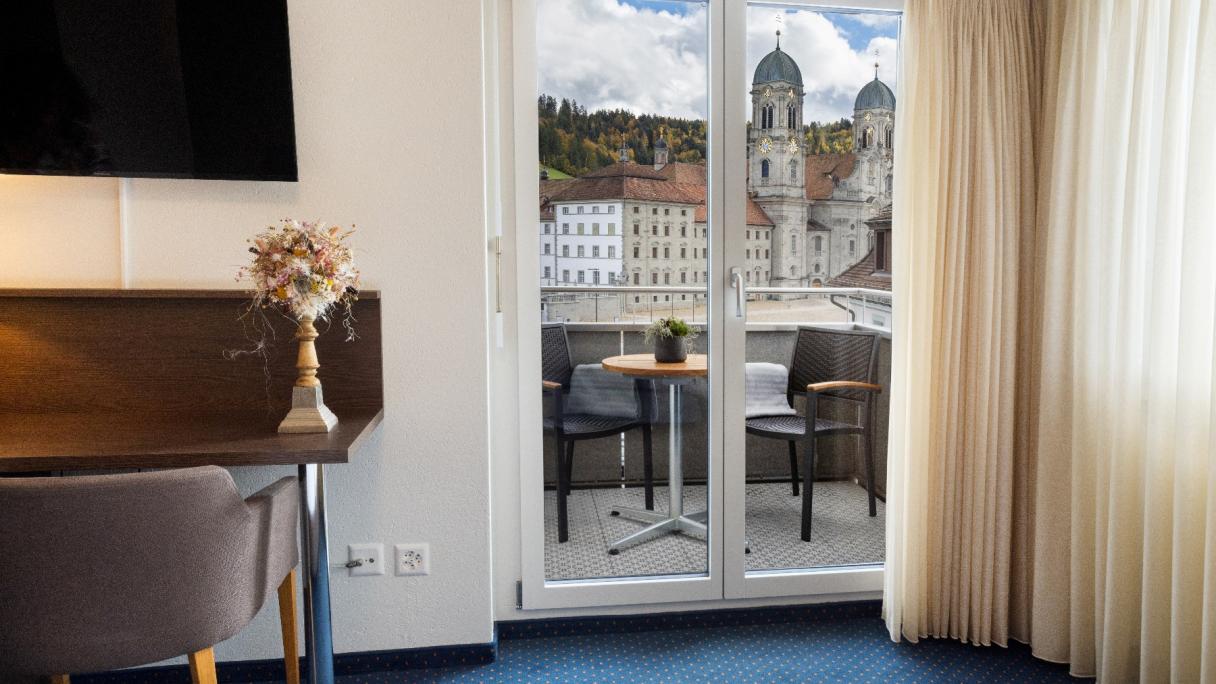 Ausblick vom Hotelzimmer auf das Kloster Einsiedeln