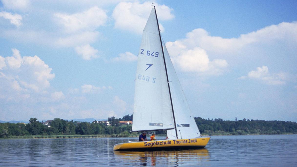 Segelboot der Segelschule Thomas Zwick auf dem See