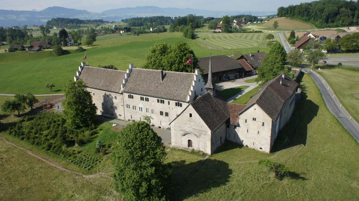Aerofotografia del Ritterhaus Bubikon, una sede ben conservata dell'Ordine di San Giovanni