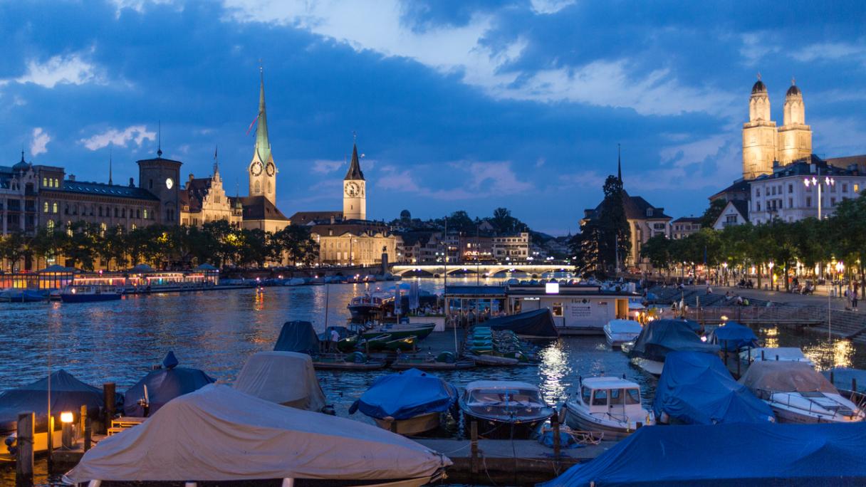La nuit à Zurich, les lumières dans la vieille ville