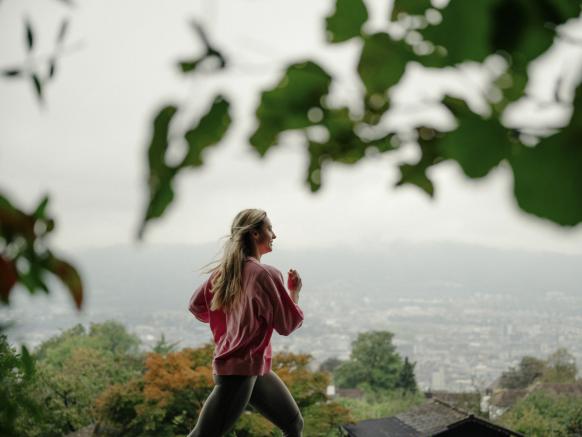 Silvia joggt am Orelliweg Zürich