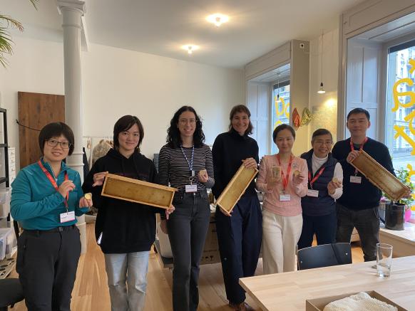 FAM Trip China beim Honigmachen