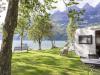 Emplacements pour tentes, caravanes et camping-cars juste au bord du lac au bleu profond de Walenstadt.