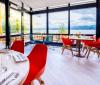 Il bar, il ristorante con terrazza e una grande sala banchetti sono situati in uno degli angoli più belli sulle rive del Lago di Zurigo. 